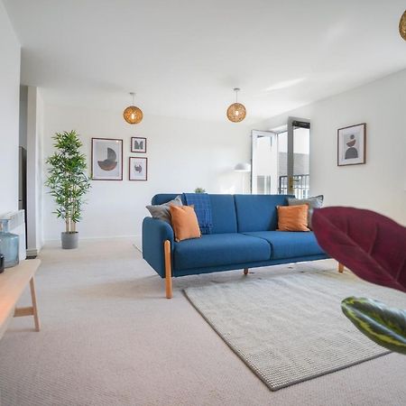 Stylish Apartment With Private Parking Cardiff Bagian luar foto