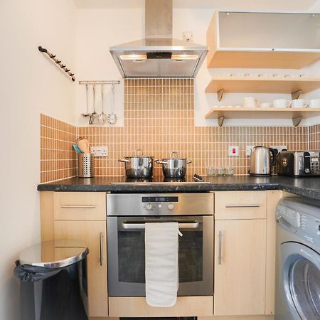 Stylish Apartment With Private Parking Cardiff Bagian luar foto