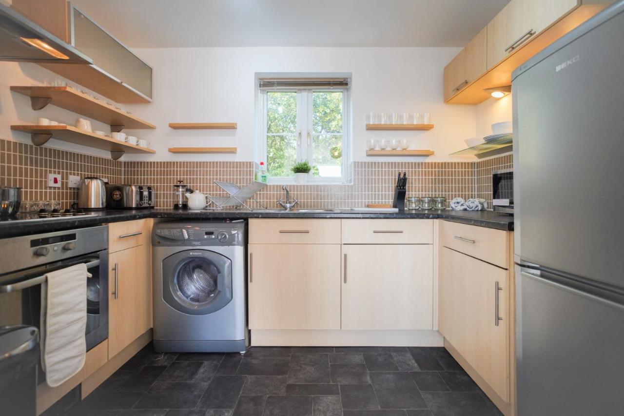 Stylish Apartment With Private Parking Cardiff Bagian luar foto