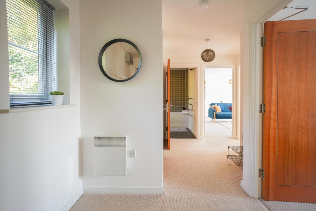 Stylish Apartment With Private Parking Cardiff Bagian luar foto