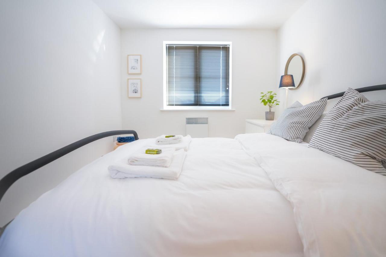 Stylish Apartment With Private Parking Cardiff Bagian luar foto