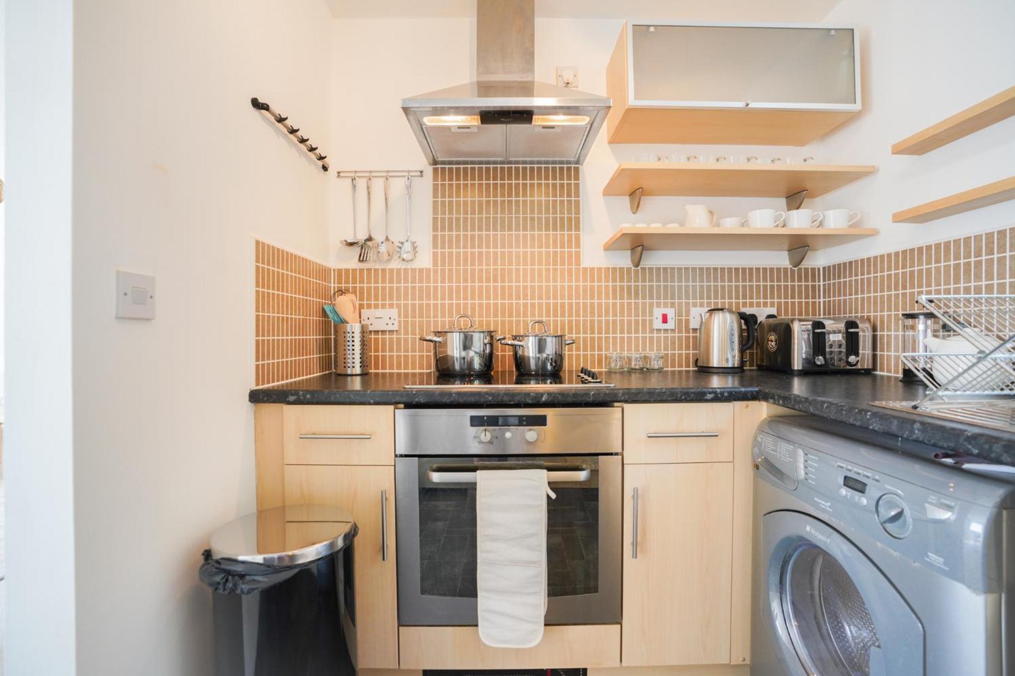 Stylish Apartment With Private Parking Cardiff Bagian luar foto