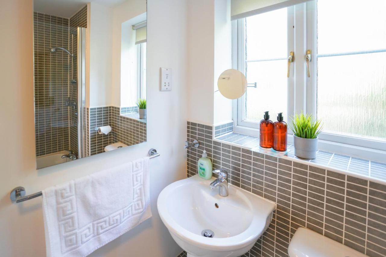 Stylish Apartment With Private Parking Cardiff Bagian luar foto