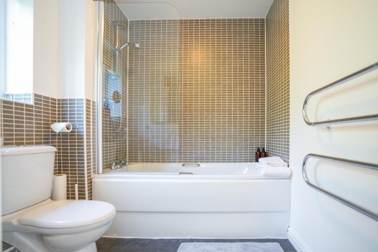 Stylish Apartment With Private Parking Cardiff Bagian luar foto