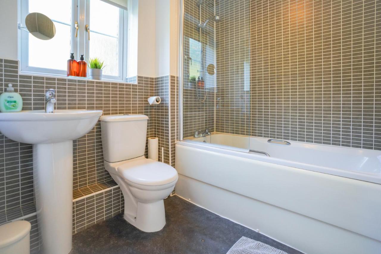Stylish Apartment With Private Parking Cardiff Bagian luar foto