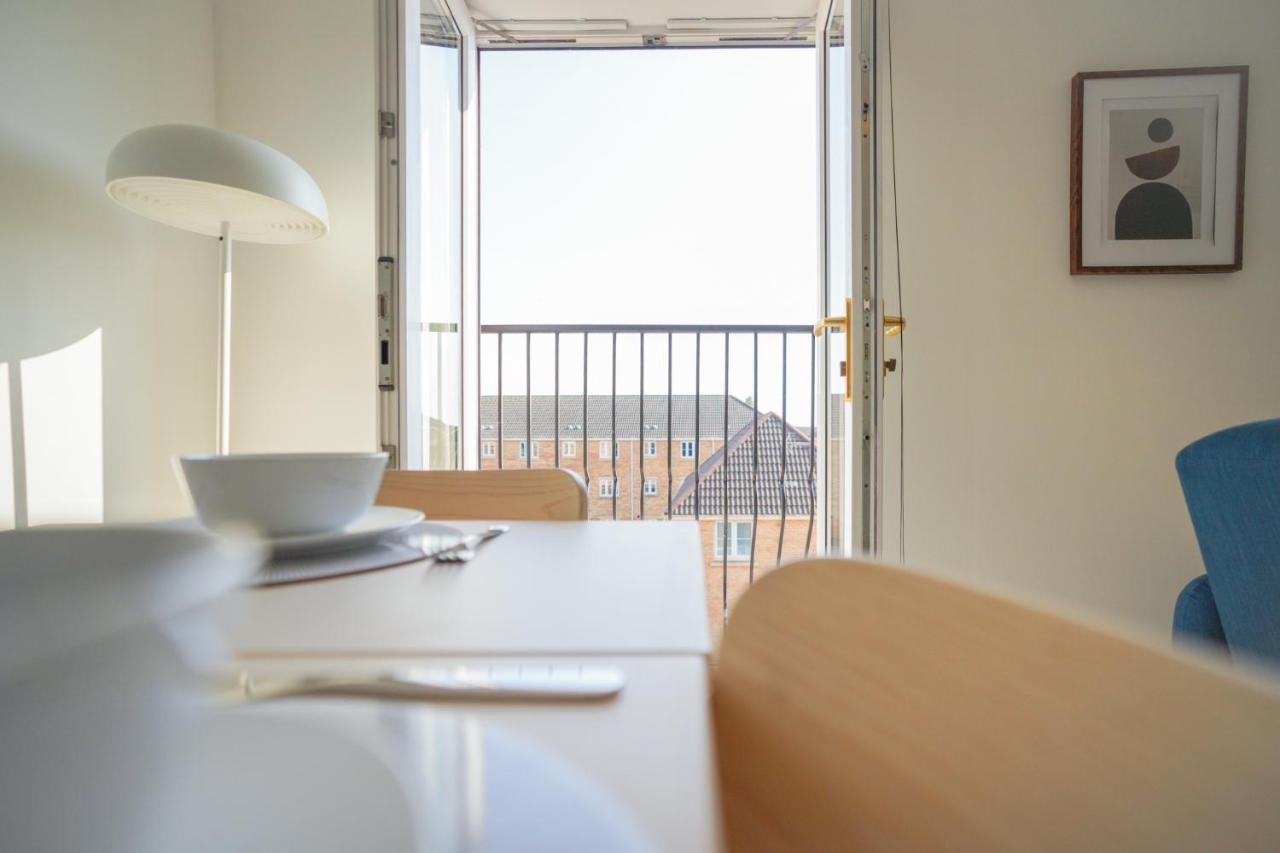 Stylish Apartment With Private Parking Cardiff Bagian luar foto